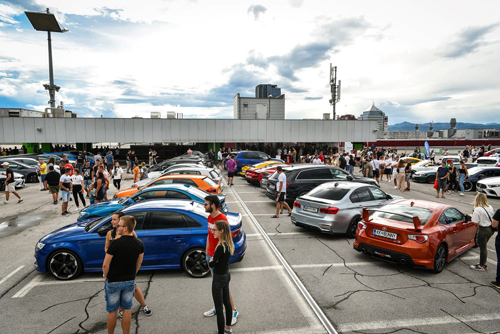 Na parkirni hiši Cityparka se je zgodil dobrodelni adrenalinski večer z eksotičnimi avtomobili (Foto: Robert Krumpak)