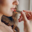 Lepotni trik: Kako s pomočjo prsta ugotoviti popoln odtenek šminke zase