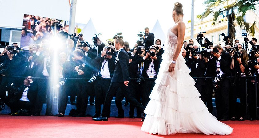Bella Hadid na rdeči preprogi v Cannesu - Modna.si