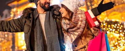 Moški in ženska nakupujeta božična darila - Modna.si