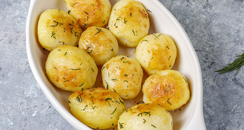Pečen krompir s parmezanovo skorjico - Modna.si