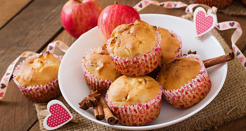 Recept: Ovseni muffini z jabolki in ovsenimi kosmiči - Modna.si
