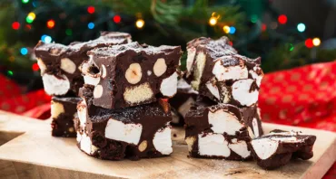 Rocky Road: Recept za najbolj enostavno in tradicionalno božično sladico - Modna.si