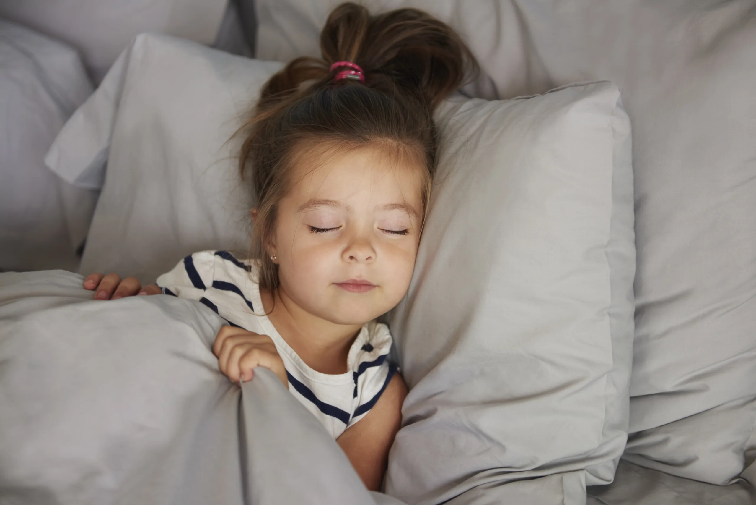 Pri kateri starosti je idealno, da otrok začne spati sam v svoji postelji - Modna.si