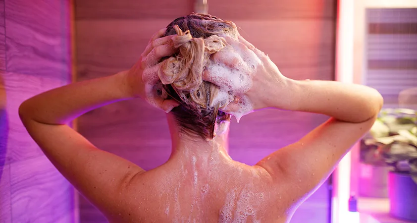 Pozor! Te 3 sestavine v šamponu povzročajo izpadanje las - Modna.si