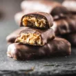 Slastno in zdravo: Snickers ploščica iz datljev, arašidov in čokolade