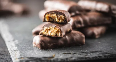 Slastno in zdravo: Snickers ploščica iz datljev, arašidov in čokolade - Modna.si