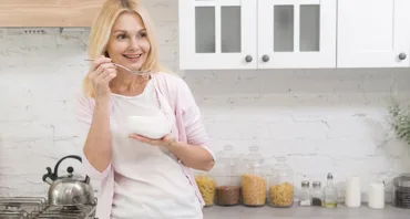 5 živil za ženske po 40. letu, ki uravnavajo hormone in telesno težo - Modna.si