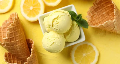 Poletni okusi: Najbolj enostaven limonin sladoled (brez laktoze, 3 sestavine) - Modna.si