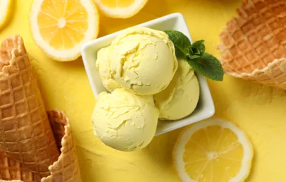Poletni okusi: Najbolj enostaven limonin sladoled (brez laktoze, 3 sestavine) - Modna.si