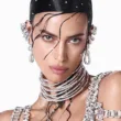 Irina Shayk na Met Gali 2024 oblečena v 84.000 Swarovski kristalov