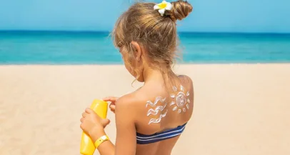 Kakšna je razlika med sončno kremo za otroke in za odrasle? - Modna.si