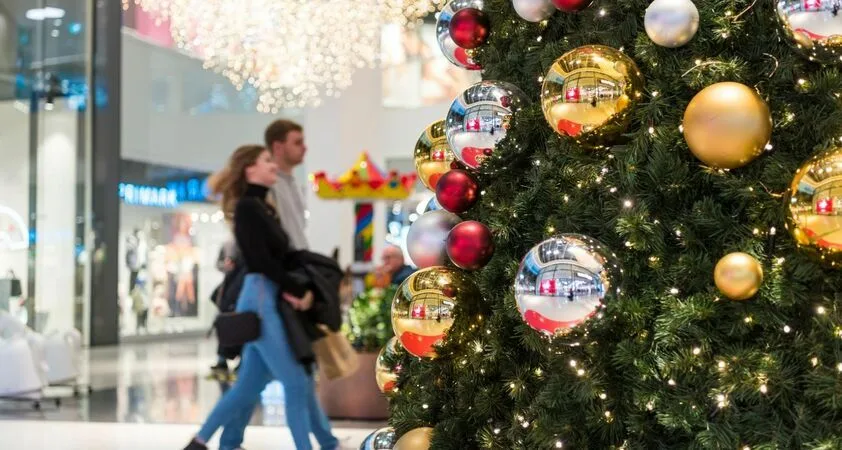 Naše največje nakupovalno središče se je odelo v praznično podobo, saj lučke s pravljično dekoracijo že ustvarjajo praznično vzdušje - Modna.si