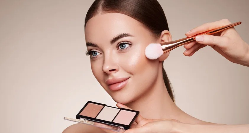 Ženske po 40. letu prisegajo na ta makeup trik za lifting obraza brez kirurga - Modna.si