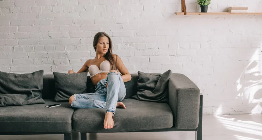 Telovadba na kavču: Izklesaj svoje telo med večernim gledanjem televizije! - Modna.si