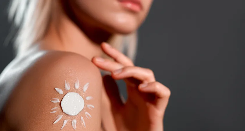 Kako lahko kreme za sončenje povzročijo “hormonski kaos” in pospešijo staranje - Modna.si