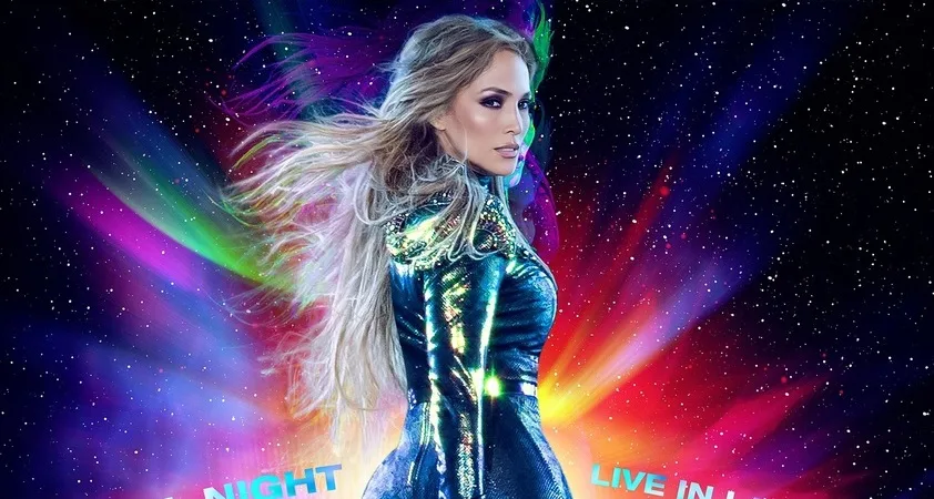 Jennifer Lopez navdušila občinstvo v Kazahstanu - pela z žuželko na vratu! - Modna.si