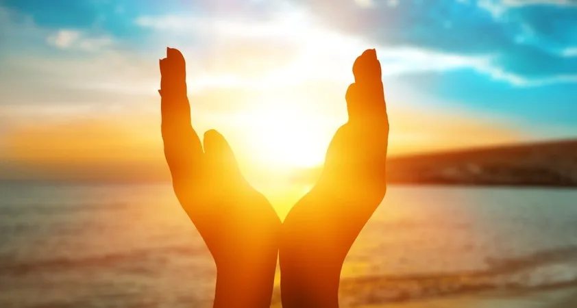 Poletni meseci, predvsem v času vročinskih valov, pomenijo večje tveganje z izpostavljenostjo škodljivim sončnim žarkom in dehidracijo - Modna.si