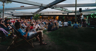 Večni Adi Smolar je navdušil zapolnjeno - Modna.si