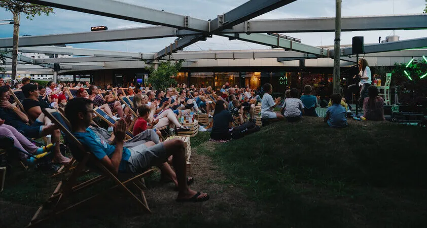 Večni Adi Smolar je navdušil zapolnjeno - Modna.si