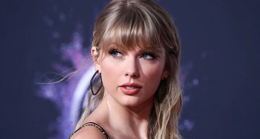 Ali Taylor Swift namiguje, da bo nastopila med polčasom Super Bowla 2026? - Modna.si