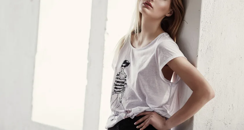 Kako nositi preveliko majico na dva modna načina - Modna.si