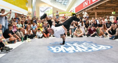 Plesalec v trenutku nastopa na plesnem spektaklu Breaking Point. - Modna.si