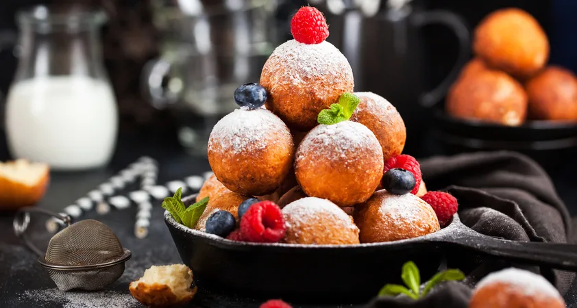 Beljakovinski grižljaji brez kompliciranja: Borovničeve kroglice iz 4 sestavin - Modna.si