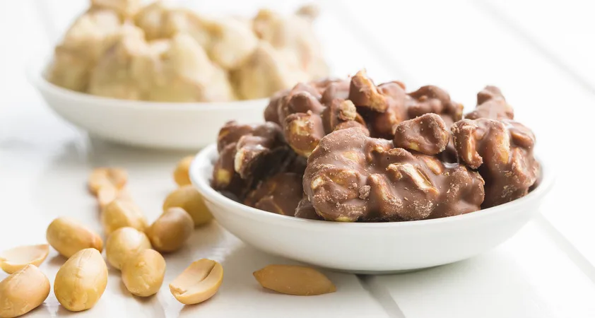 Enostavni arašidovi hrustljavčki: Čokoladni grižljaji, ki jih boste oboževali - Modna.si