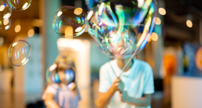 Poskakujočki milni mehurčki - zabava za otroke in odrasle! - Modna.si