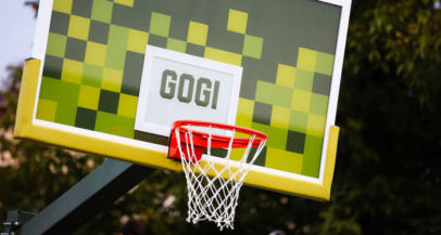 Igrišče je zasnovano tako, da spodbuja igro v smeri proti sosednji državi, kar dodatno poudarja njegovo vlogo kot mosta med Slovenijo in Italijo - Modna.si