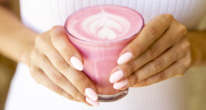 Popoln napitek za rožnati oktober: Kremast, naravno sladek latte z rdečo peso - Modna.si