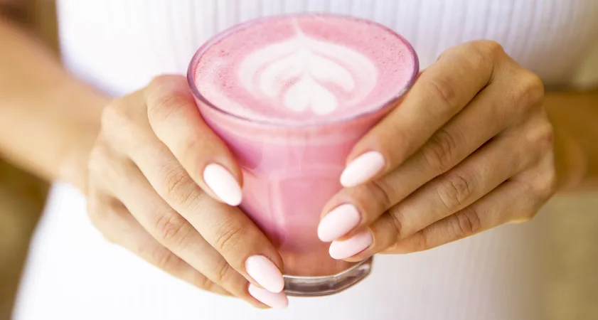 Popoln napitek za rožnati oktober: Kremast, naravno sladek latte z rdečo peso - Modna.si