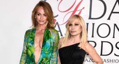 Amber Valletta prva nosila ikonično zeleno obleko Jennifer Lopez in jo zdaj ponovno oblekla! - Modna.si