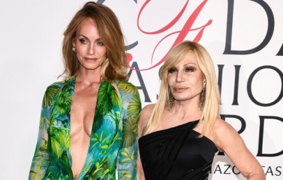 Amber Valletta prva nosila ikonično zeleno obleko Jennifer Lopez in jo zdaj ponovno oblekla! - Modna.si