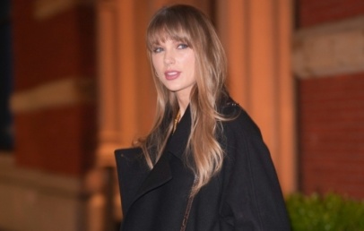 Ali Taylor Swift pod ohlapno jakno skriva nosečniški trebušček?! - Modna.si