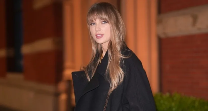 Ali Taylor Swift pod ohlapno jakno skriva nosečniški trebušček?! - Modna.si