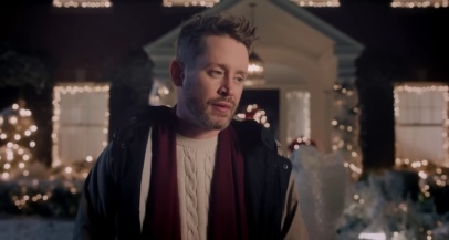 Nihče ne bi smel biti sam za božič: Macaulay Culkin se vrača kot Kevin iz filma Sam Doma - Modna.si