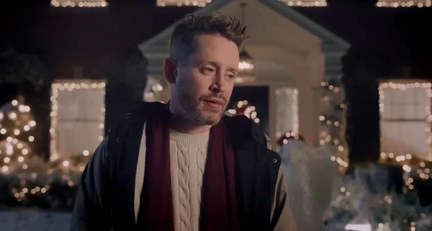 Nihče ne bi smel biti sam za božič: Macaulay Culkin se vrača kot Kevin iz filma Sam Doma - Modna.si