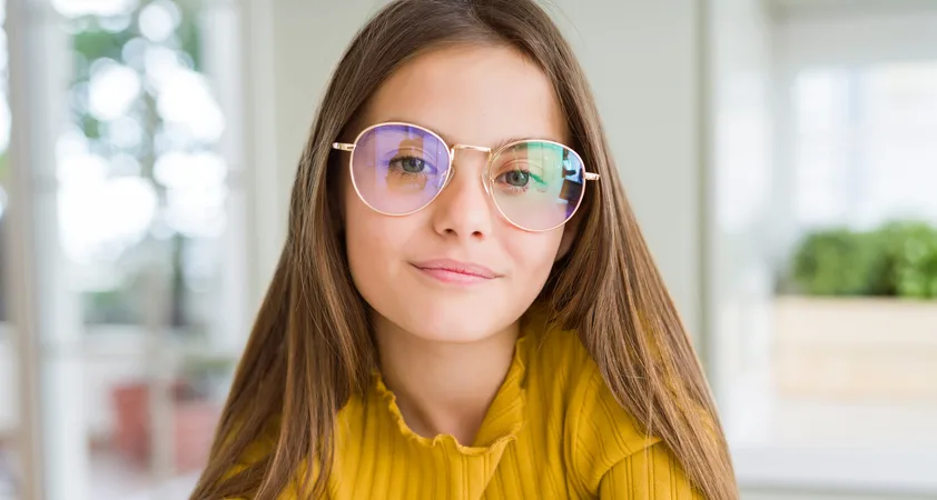 Zakaj se pri otrocih razvije dioptrija? Ali so zares krivi zasloni? - Modna.si