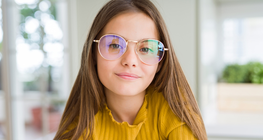 Zakaj se pri otrocih razvije dioptrija? Ali so zares krivi zasloni?