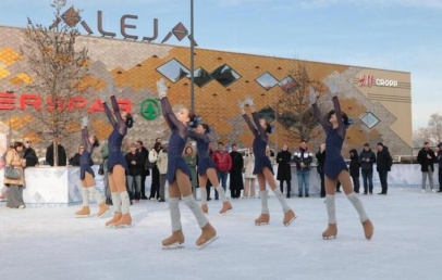 Program otvoritve je popestril nastop vrhunskih drsalk Foto Program otvoritve je popestril nastop vrhunskih drsalk - Modna.si