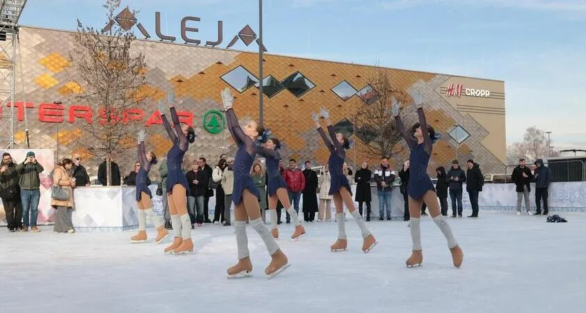 Program otvoritve je popestril nastop vrhunskih drsalk Foto Program otvoritve je popestril nastop vrhunskih drsalk - Modna.si