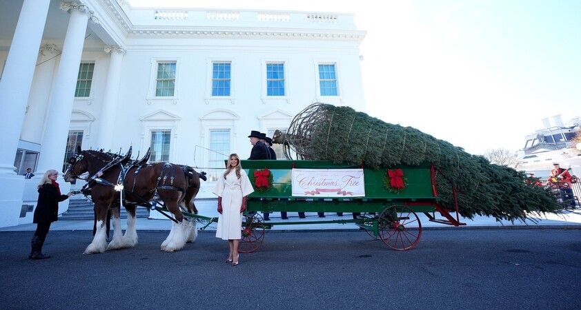 Melania Trump pokazala praznično okrašeno Belo hišo in Lego portret Donalda Trumpa!