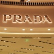 Modni posel desetletja: Prada kupila Versace z velikim popustom!