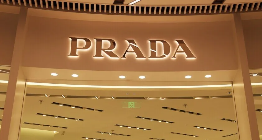 Modni posel desetletja: Prada kupila Versace z velikim popustom! - Modna.si