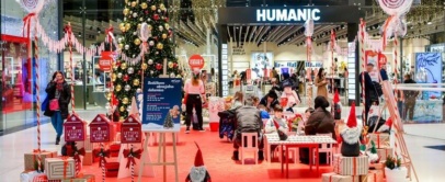 Ta petek se pri trgovini Humanic namreč odpira vasica Whoville, kjer domuje godrnjač Grinch - Modna.si