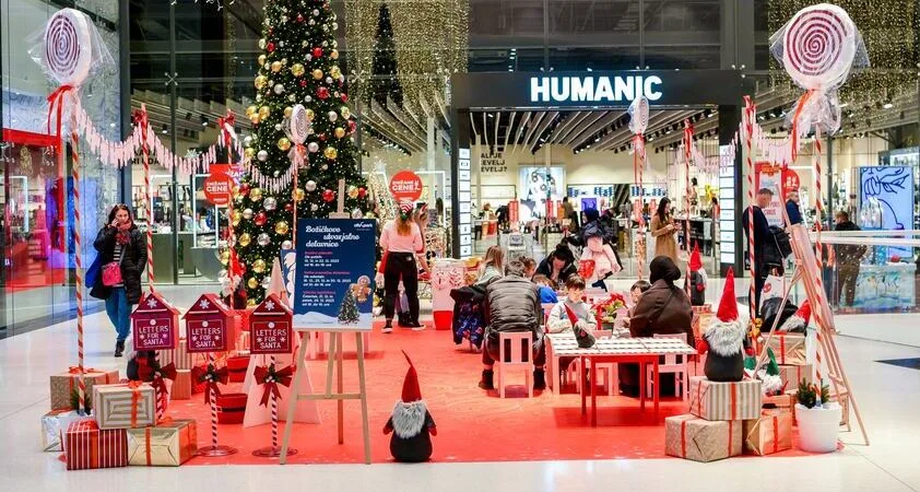 Ta petek se pri trgovini Humanic namreč odpira vasica Whoville, kjer domuje godrnjač Grinch - Modna.si