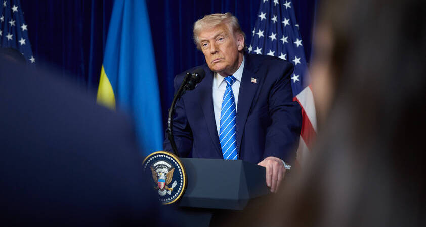 Zakaj vsi povečujejo in analizirajo TO fotografijo Donalda Trumpa