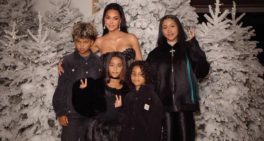 Kim Kardashian zasuta s kritikami: božično darilo otrokom razburilo javnost - Modna.si